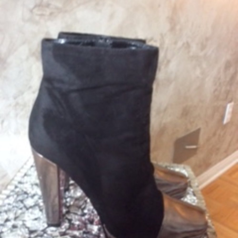 PARIS HILTON SUEDE BOOOTIE -- Size 7.5